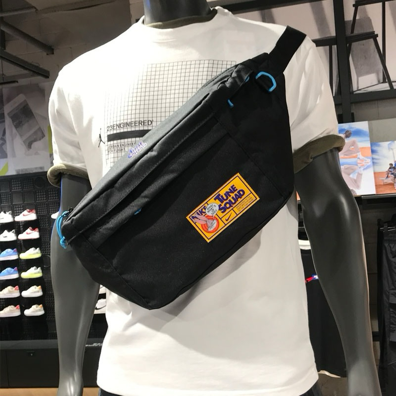 กระเป๋าคาดอกใบใหญ่ไนกี้ลายtune squad