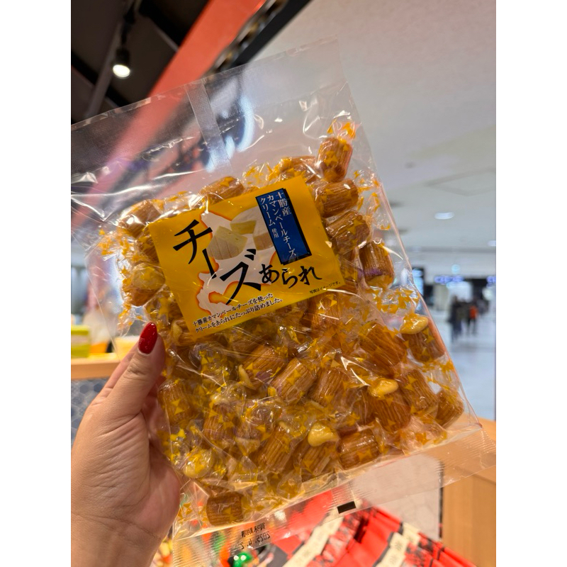 kirara tokachi camembert ชีสอาราเระ 255g. สายชีสต้องลองด้านนอกเป็นข้าวพองกรอบสดไส้ชีสอัดแน่น