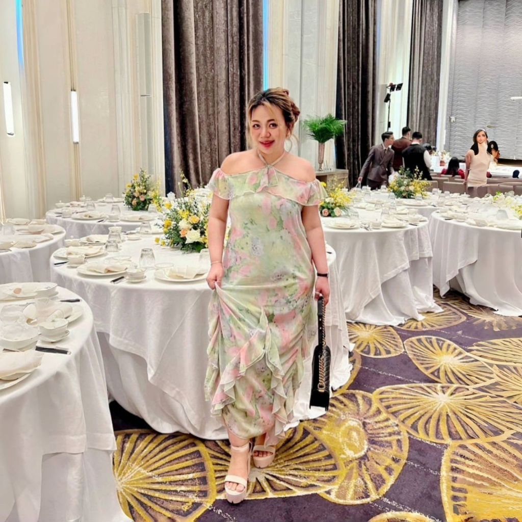 Plus size เดรสคล้องคอระบายชั้นคู่เปิดหลังผ้าชีฟองเกาหลีลายดอกละมุนของสาวอวบ หรูหรา รุ่น กรีนี่(F19)