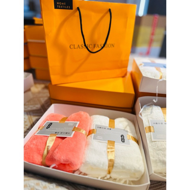 ผ้าเช็ดหน้า 2 ชิ้น ชุดของขวัญ พร้อมกล่อง และถุงกระดาษ ของฝาก ของรับไว้ ราคาประหยัด(คละสี)