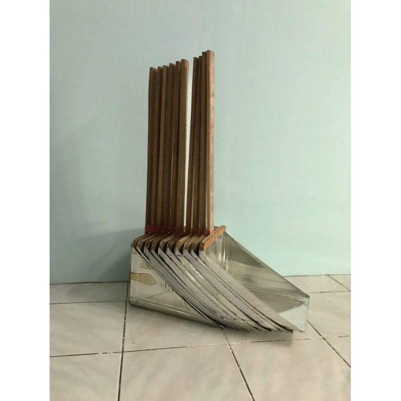 ที่ตักขยะ/บุ้งเต้าตักขยะ/ที่โกยผง ทำจากปี๊บโลหะ แพ็ค10ด้าม - รูปที่ 2