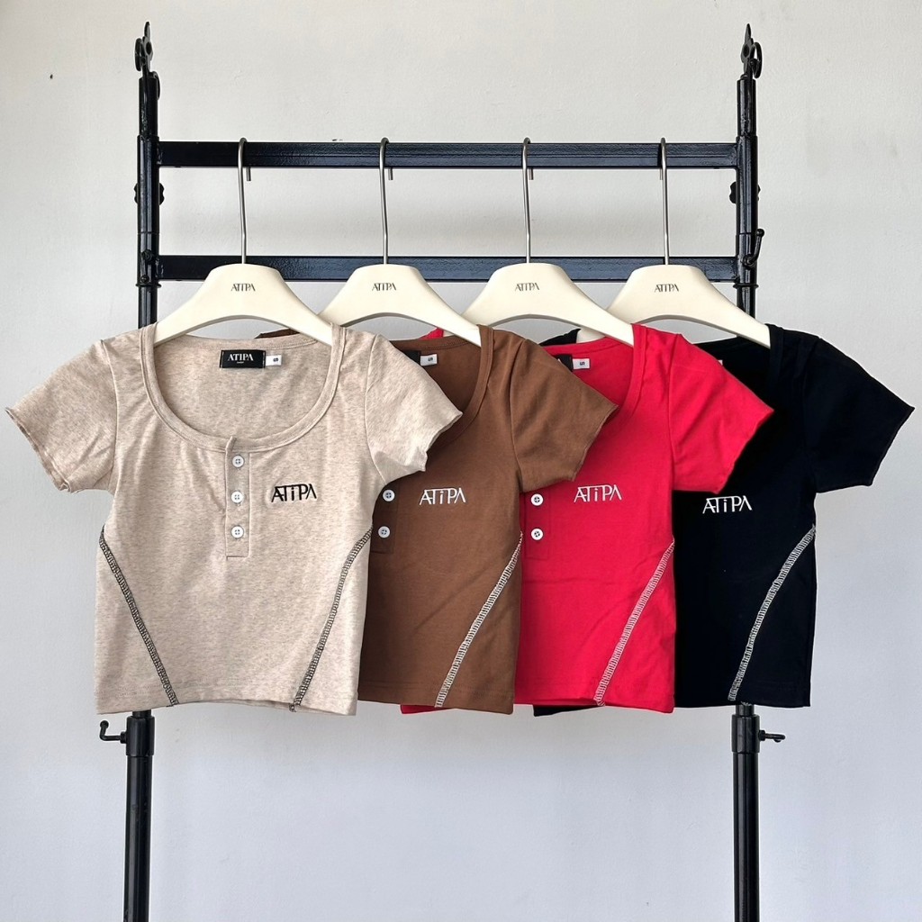 Atipashop - AOSSIE TOP เสื้อยืด แขนสั้น คอกลม กระดุมหน้า ปักโลโก้
