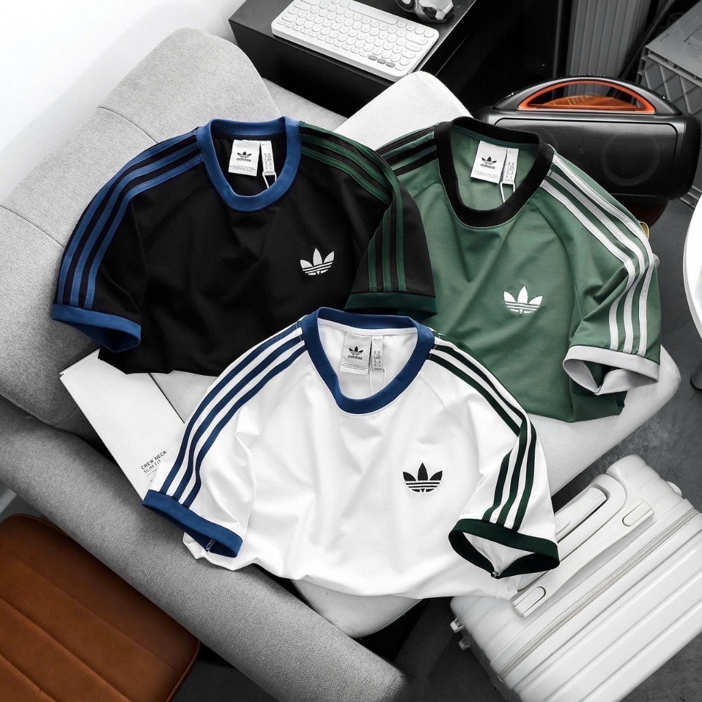เสื้อยืด ADIDAS คอกลมแขนสั้นแต่งดีเทลแต่งแถบลายเส้นทูโทน 2 ข้างด้านหน้าปักโลโก้ adidas เนื้อผ้า cotton