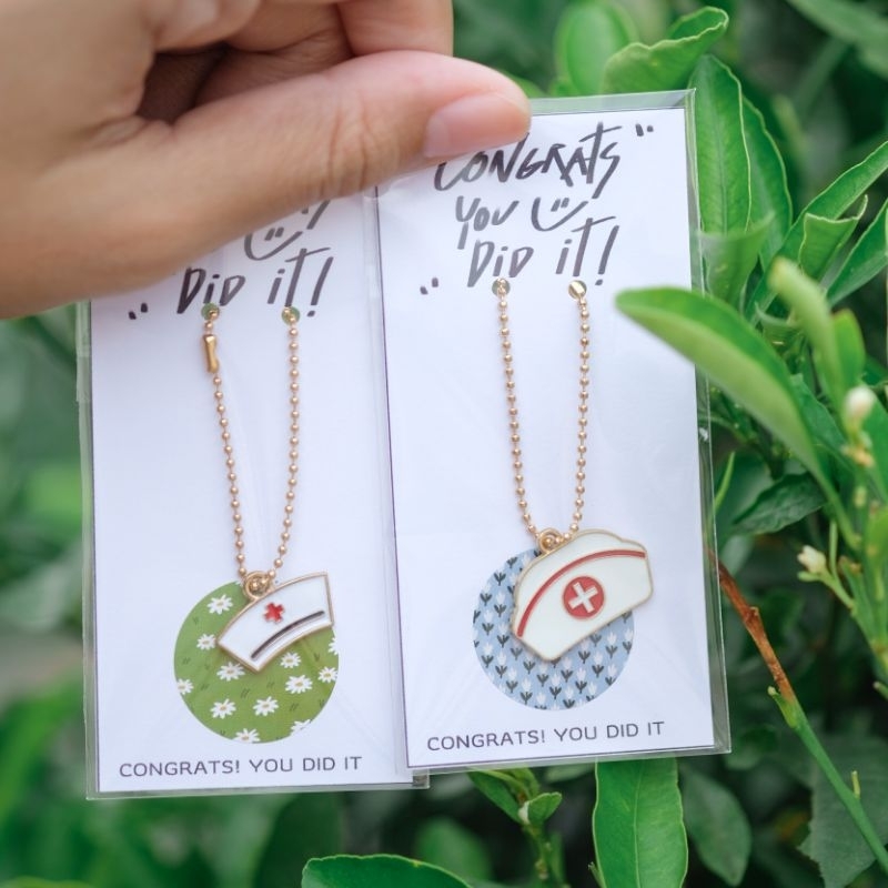 พวงกุญแจโซ่ไข่ปลา+จี้โลหะหมวกพยาบาลสีเงิน,สีทอง+กระดาษรอง ของแจกเพื่อน ของที่ระลึก ของแจกปีใหม่