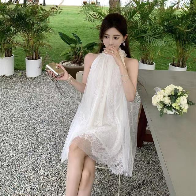 พร้อมส่ง เวอร์ชั่นเกาหลีของ ชุดเดรสสีขาว แฟชั่นอารมณ์เซ็กซี่ เชือกแขวนคอ ปิดไหล่ ขนนก ตกแต่ง แขนกุด กระโปรงทรงเอ