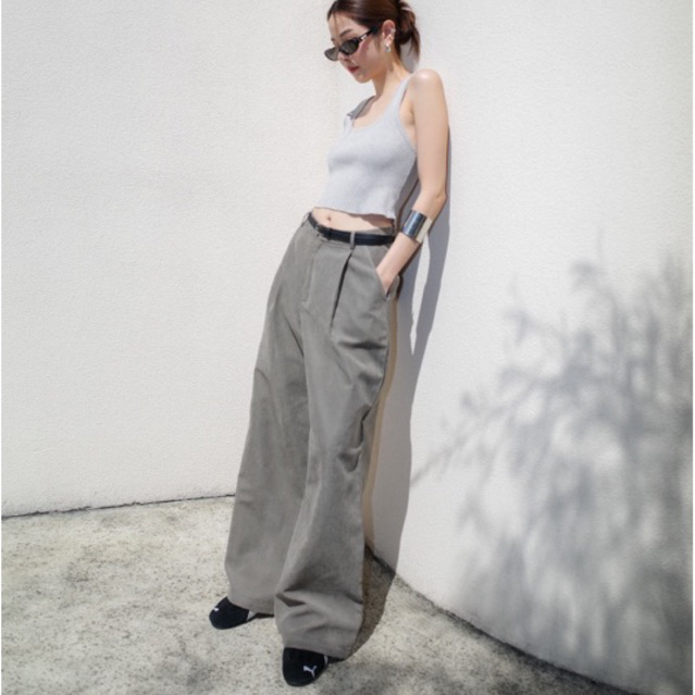 AMUSE BKK - Loose wide led trousers กางเกงขายาวเอวสูง ผ้าโพลีเอสเตอร์ซิลค์ ทรงขากระบอกใหญ่