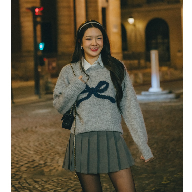 JELLY SWEATER (เจลลี่) สีเทาอ่อน** ผ้านุ่มมาก แต่งลายโบว์ แพทเทินดีมากค่า ทรงหลวมๆ ไม่รัดตัวมากนะค้า