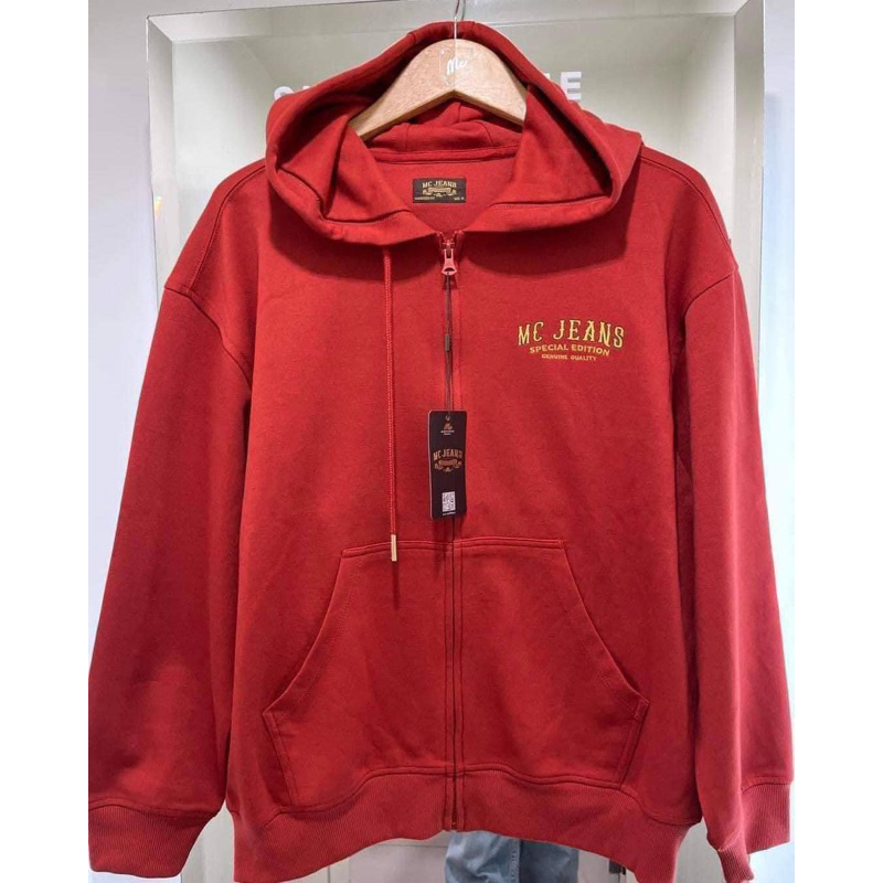 MC JEANS แขนยาว ฮู้ดสีเเดงอิญลายเสื้อ รุ่นใหม่ทรงโอเวอร์ไซส์ แขนยาวพร้อมส่ง