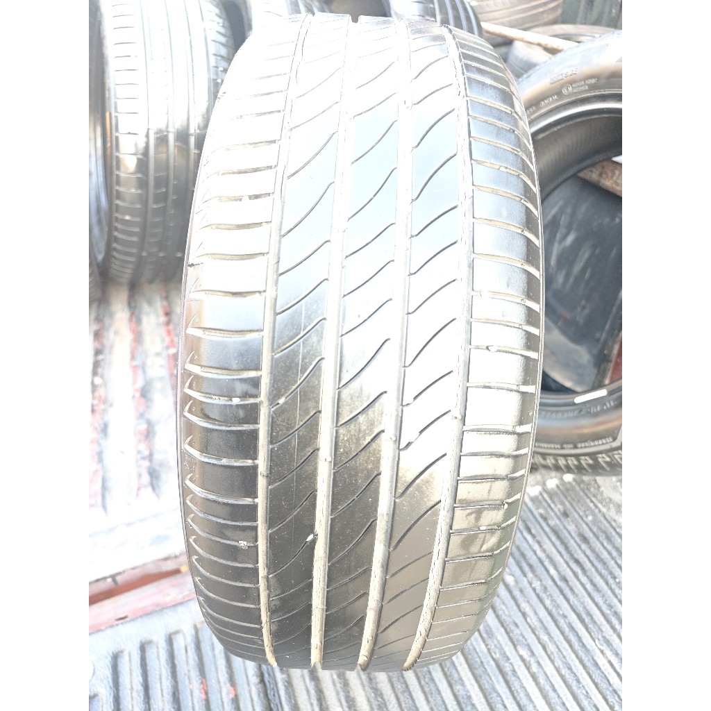 ยางเปอร์เซ็นต์ Michelin  ขนาด 215 55 R17  ยางปี 16 มีแค่ 1 เส้นราคาเส้นละ 100 บาท