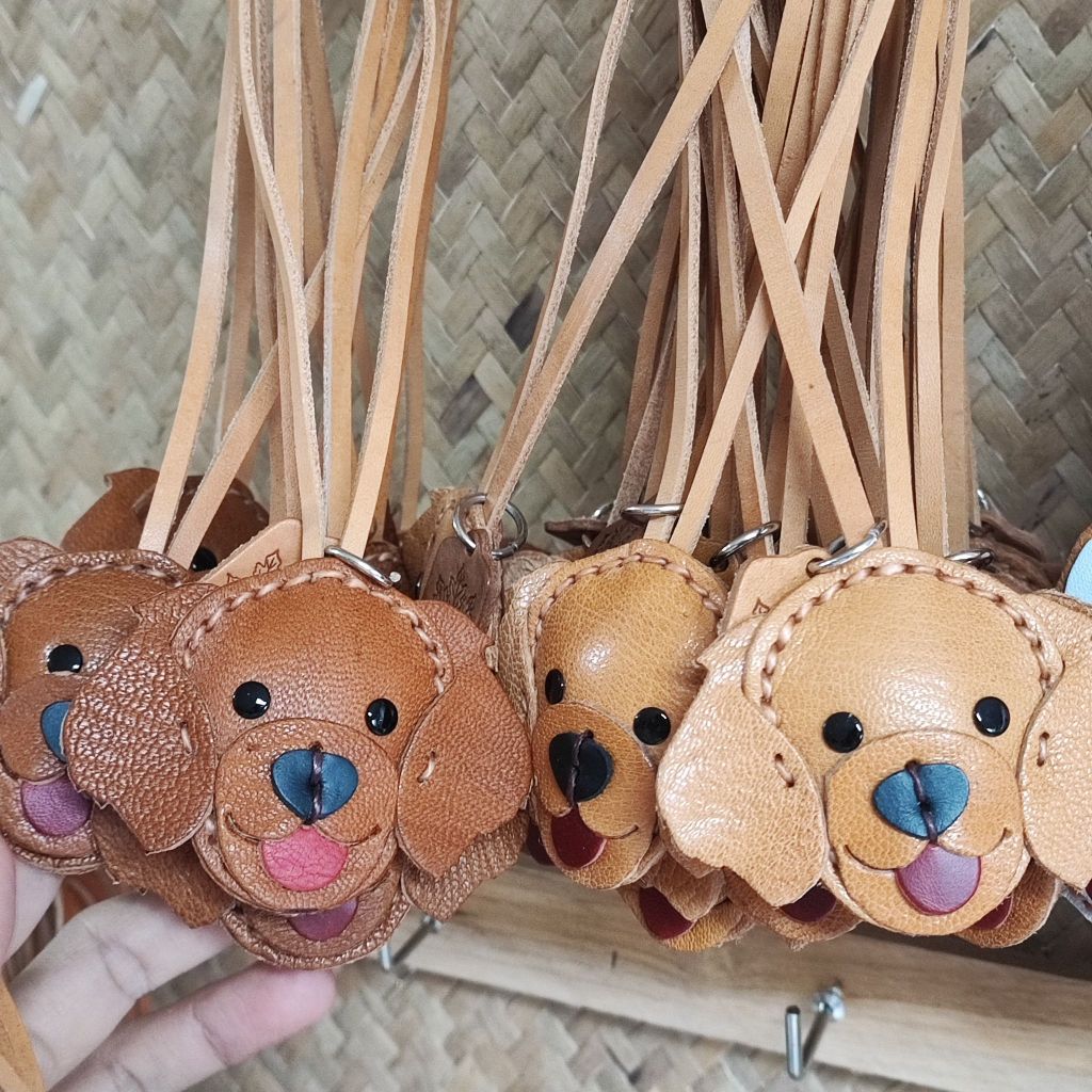 ที่ห้อยกระเป๋าหนังแท้ ลูกโกลเด้น สายหนัง ดีไซน์น่ารัก งานเย็บมือ ทนทาน เหมาะเป็นของขวัญหรือของฝาก