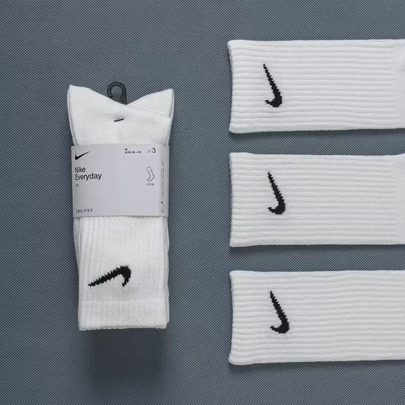 ถุงเท้าผู้ชายและถุงเท้าผู้หญิง Nike/Nike เป็นถุงเท้าที่เรียบง่าย ทันสมัย ​​สวมใส่สบายและระบายอากาศได้ดี