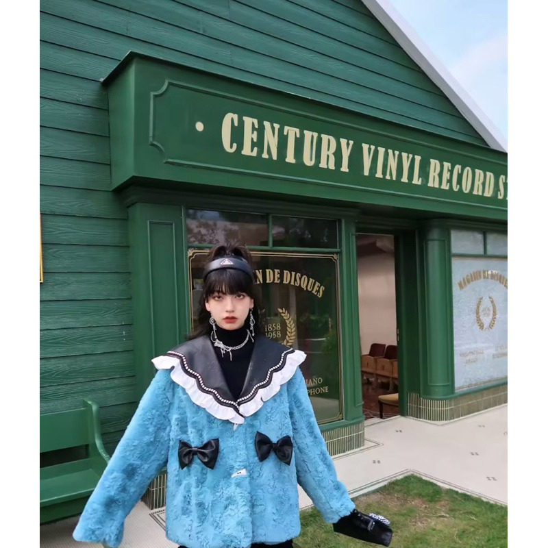 เสื้อโค้ดสั้น Iris fashion ขนนุ่มฟู สีฟ้าสดใส น่ารักค่ะ สินค้ามือสอง