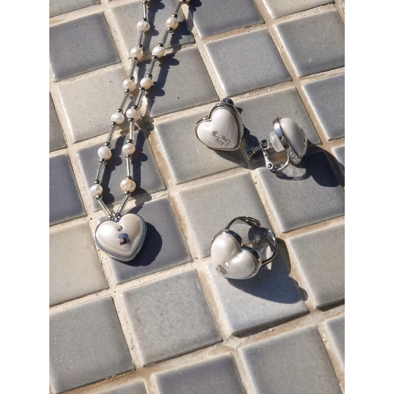 Tagi. (โค้ดลด 30%) heart-shaped acrylic resin open ring/ear earrings/necklace preorder 7-14 วันแท้100% จากชอป