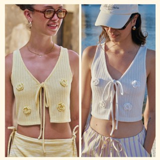 Reverie Carpi Knit Vest - เสื้อไหมพรม ตกแต่งดอกไม้โคเชต์