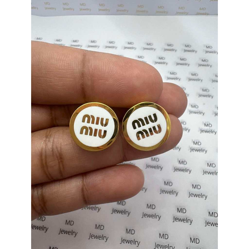 พร้อมส่ง ต่างหู m มี 2 สีขาว/สีขาว ทองเหลือง งานพรีเมี่ยม ก้านเงิน925 ไม่คัน เป็นมิตรต่อผิว