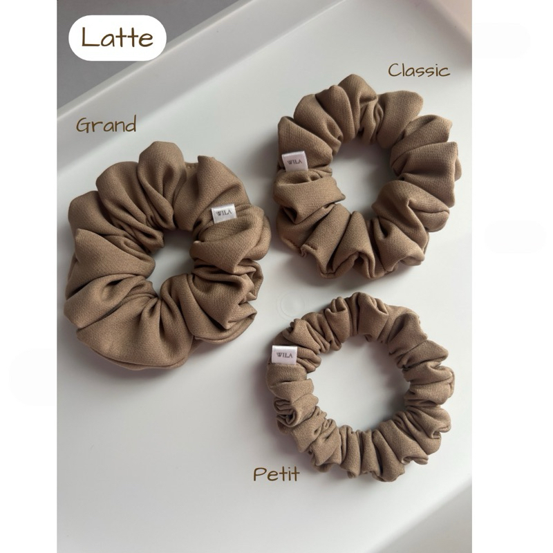 สี Latte Scrunchie • ยางมัดผม ยางโดนัทผ้า(Pake Collection) มัดอยู่ทรง ไม่ร่วง • รุ่น Tie Up