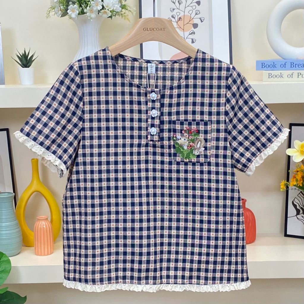 K894 เสื้อลายตารางสก็อตสีกรมครีม ชายแต่งลูกไม้ กระเป๋าปักกระต่าย กระดุมหน้า 3 เม็ด