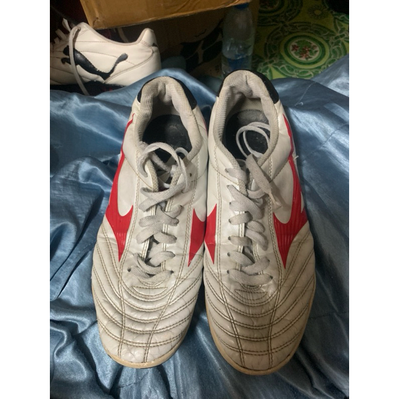 รองเท้าฟุตบอลมือสองร้อยปุ่มMizuno Fortuna ขนาด255 ไม่ปริไม่เปิดหนังดีไม่ลอกปุ่มสึกบ้าง