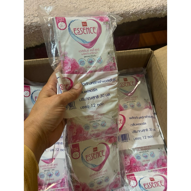 (3แพ็ค 36ซอง)น้ำยาซักผ้าเอสเซ้นซ์สีชมพูกลิ่นฟลอรัลขนาด30มล