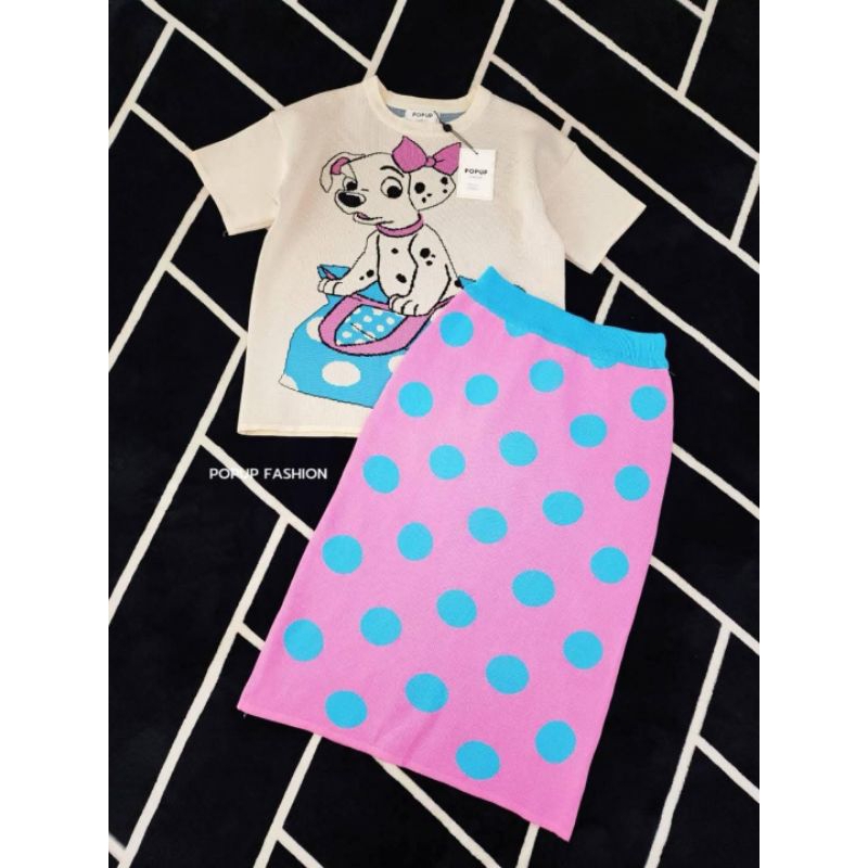 เซตกระโปรงลายจุดเสื้อทอลายน้องหมาอยู่ในกระเป๋า