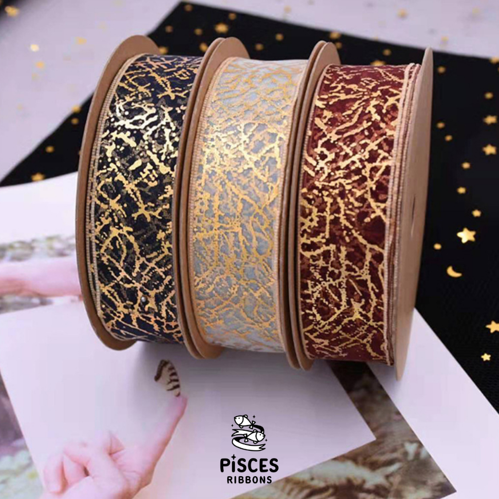 1 ม้วน【20หลา】* ริบบิ้นผ้าแก้วเนื้อดี สกรีนลายสีทองเรียบหรูรุ่น AVA ขนาด 3 cm. ผูกของขวัญ ผูกผม ตกแต่ง [RBR-0018-30mm]