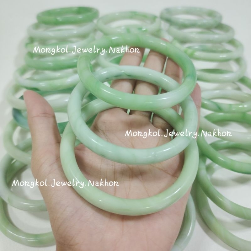 กำไลหยก เขียวอ่อน มีลายในตัว พร้อมส่ง