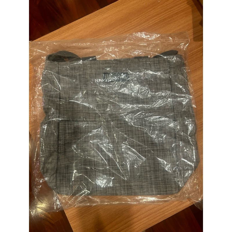 กระเป๋า Valentino rudy tote bag ของใหม่ ถือได้ crossbody ได้