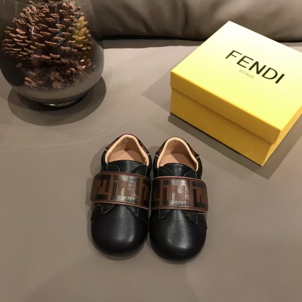 รองเท้าเด็กตัวอักษรน้ำหนักเบา Fendi ใหม่ของแท้ --- ขนาด 14-19