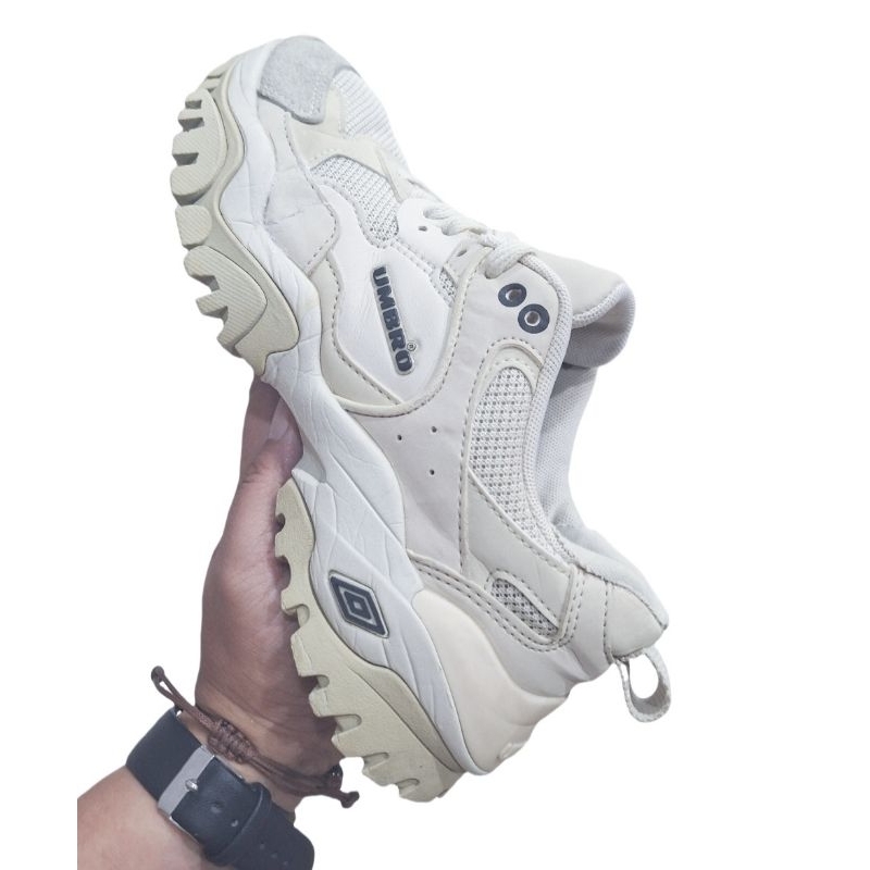 รองเท้าผ้าใบ ยี่ห้อ  UMBRO   SIZE  36.5 (แถม1คู่)