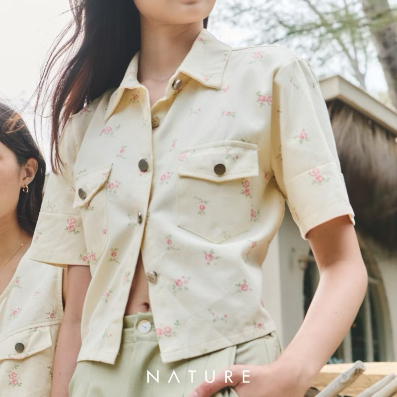 มือสอง nature.bkk -เสื้อเชิ้ตแขนสั้นลายดอกไม้ Nature flower short sleeve crop shirt