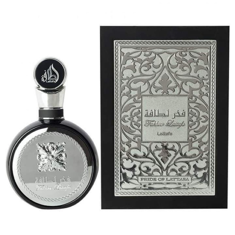 Fakhar BlackโดยLattafa Perfumesเป็นน้ำหอมกลิ่นแอมเบอร์สำหรับผู้ชาย นี่คือกลิ่นหอมใหม่Fakhar Blackเปิดตัวในปี 2022