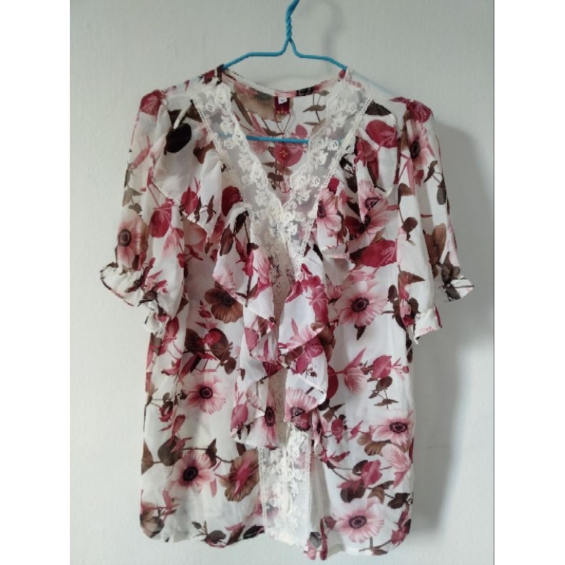 001-เสื้อลายดอกสีแดง