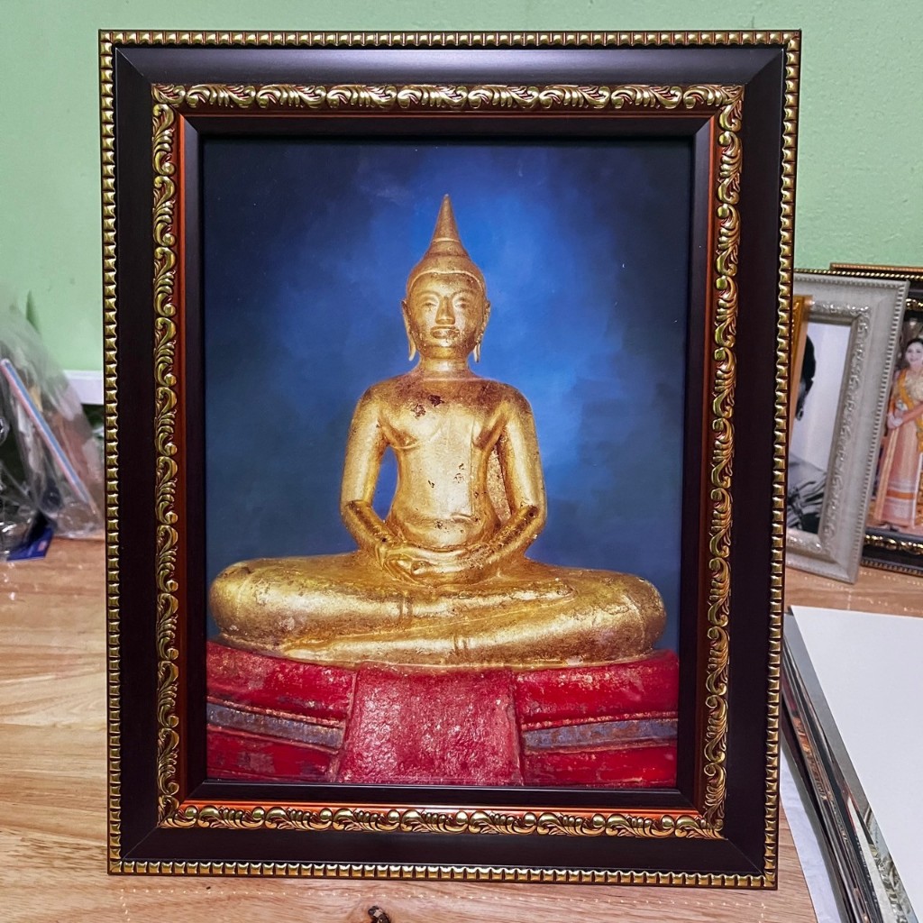 กรอบรูปภาพ พระพุทธโสธร หลวงพ่อโสธร ขนาด 26x32 ซม. มีขาตั้งโต๊ะและหูห้อยแขวนผนัง เป็นของขวัญ ที่ระลึก