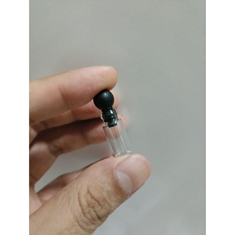 ขวดแก้วจิ๋วขนาดจุ 0.5 ml.พร้อมจุกปิดพลาสติกสีดำ (ขั้นต่ำ 10 ชิ้น)