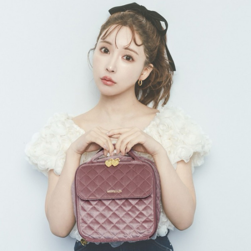 สินค้าพร้อมส่ง MISTREAS QUILTING POUCH BOOK produced by Yua Mikami พร้อมกล่องแพ็คเกจ