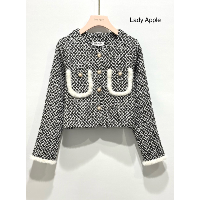 Lady Apple : ผ้าทวิตลายทูโทนตกแต่งกระเป๋าด้วยขนเฟอร์