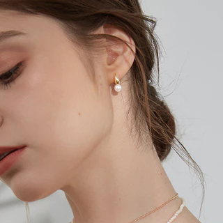 ✅พร้อมส่ง🔥 LILY.C ต่างหูห่วงเงิน S925 ประดับไข่มุก 1คู่ หรูหรา 925 sterling silver pearl earrings