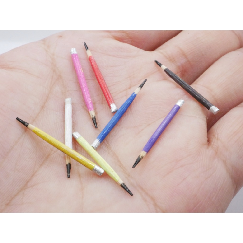 โมเดลดินสอไม้จิ๋ว สีไม้จิ๋ว (8 ชิ้น) *สุ่มสี* ดินสอจิ๋ว ดินสอไม้ สีไม้จิ๋ว สีไม้ สำหรับตกแต่งบ้านตุ๊กตา ของจิ๋ว