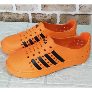 รองเท้าสวมหุ้มส้นคัทชูไฟล่อนสีสดใส เบอร์ 39-44 ราคาถูกคู่ละ 65 บาท น้ำหนักเบามาก ไม่อับชื้น สวมใส่สบาย