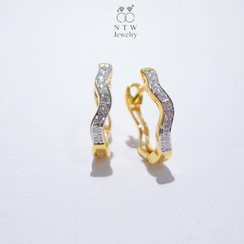 ต่างหูห่วงแบบคลื่น เพชร Round Brilliant 18/0.18 ct.
