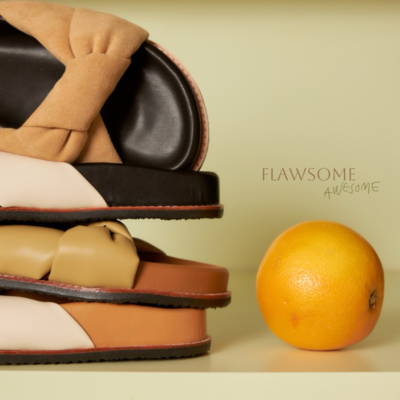 FAIME FLAWSOME (แนะนำตรงไซส์) รองเท้าแตะ หนังนุ่ม พื้นนุ่ม ดีไซน์โบว์พองนุ่ม