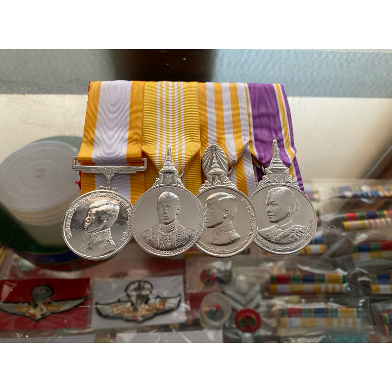เครื่องแบบเครื่องหมายติดประดับชุดราชการบุรุษและสตรี 2515-2564 เข็มกลัด/แม่เหล็ก