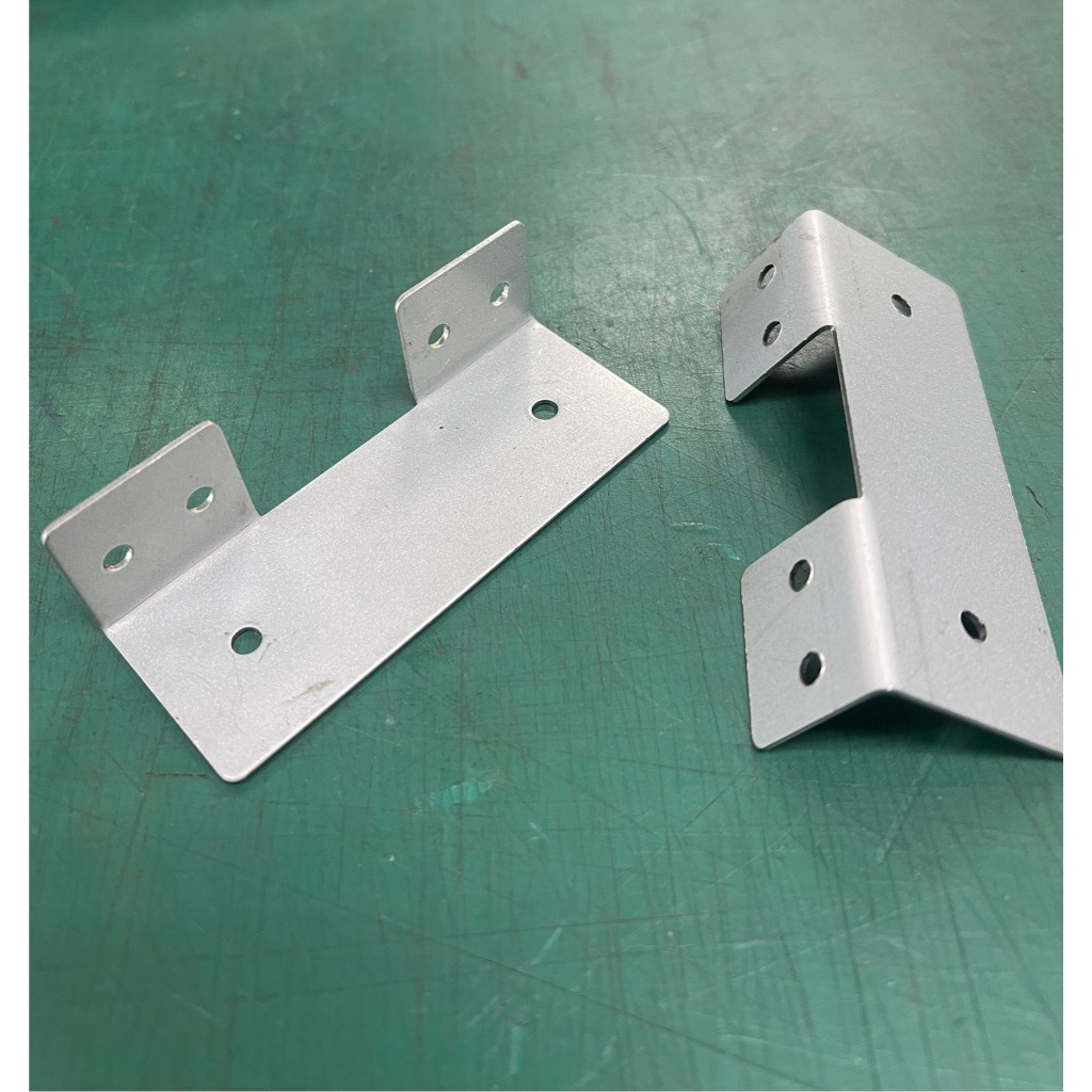 เหล็กฉากขายึดคู่วัสดุเหล็กแผ่นอลูซิ้งหนา1 มิล เหล็กฉากรับชั้นวางของ เหล็กฉากรู 4 มิลยึดติดแผ่นไม้ 10 ชิ้น