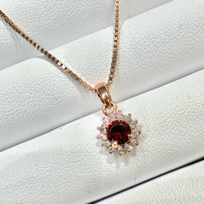 [พร้อมส่ง] สร้อยพร้อมจี้เงินแท้ 925 ฝังพลอยโกเมนขนาด 5 มิล(Garnet) ล้อมด้วยเพชร cz