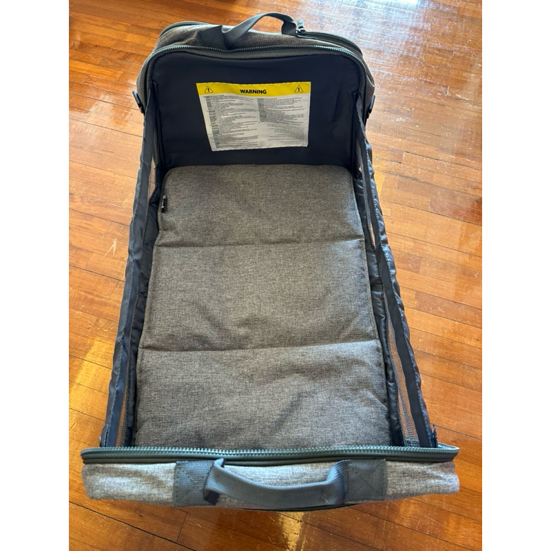 ที่เปลี่ยนผ้าอ้อมและที่นอนเด็กทารกแบบพกพา Bizzi Growin Pod Travel Changing Bag