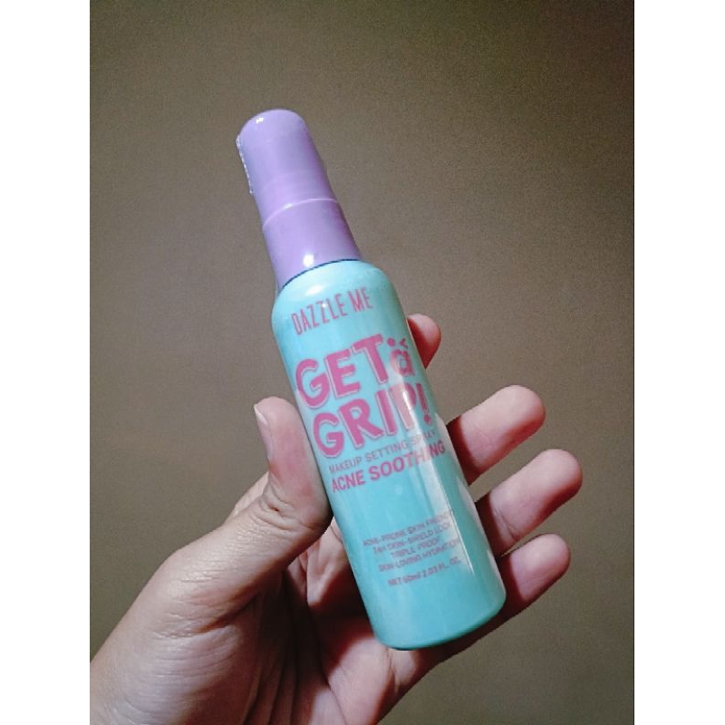 สเปรย์ล็อคเมคอัพDAZZLE ME Get a Grip สูตรสำหรับผิวเป็นสิว