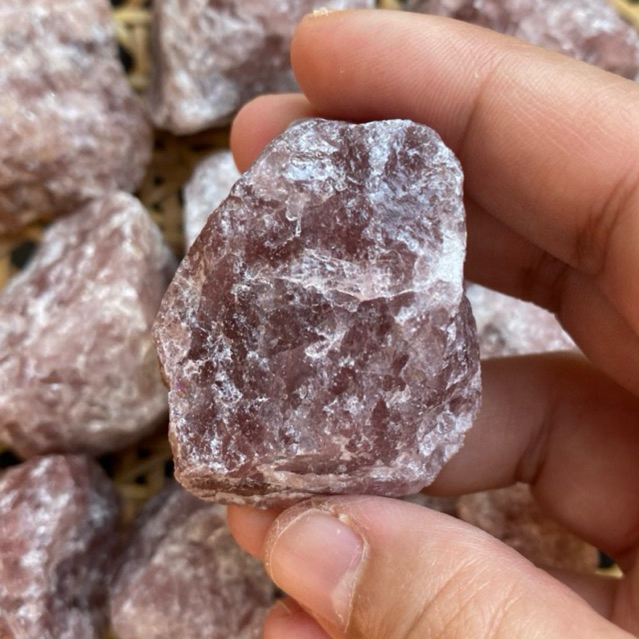 Strawberry quartz สตอร์เบอรี่ควอตซ์ดิบ หินตามหารักเเท้ ช่วยส่งเสริมความรักความสุข ช่วยให้ผิวพรรณเปล่งปลั่ง ดูดี มีเสน่ห์