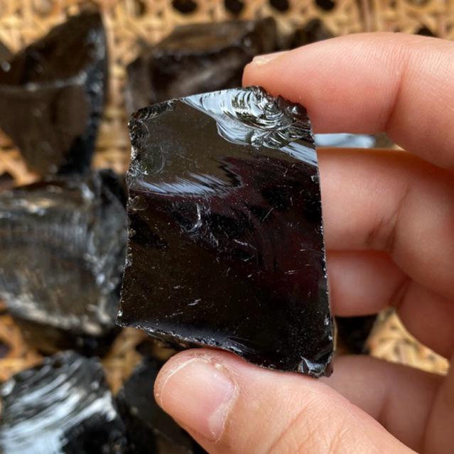 Black obsidian เเบล็คออบซิเดียนดิบ สวยมาก ช่วยปกป้องคุ้มครองจากพลังงานไม่ดี ช่วยให้จิตใจมั่นคง สงบ มีสมาธิ ลดความกังวล