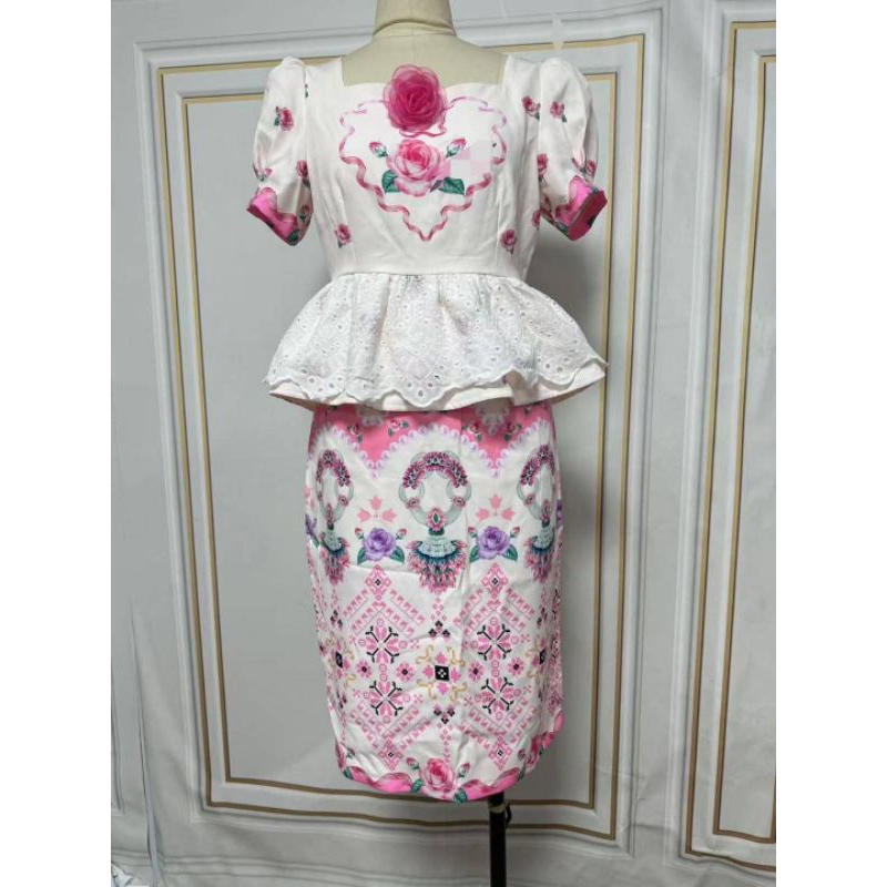 (L) พร้อมส่ง🌷ชุดเซท 3 ชิ้น เสื้อแขนตุ๊กตาแต่งลูกไม้กับกระโปรงลายไทย+เข็มกลัดดอกไม้ งานป้าย NT Prince