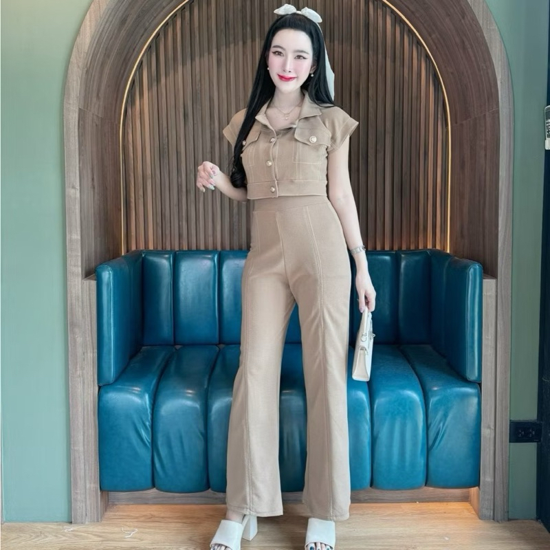 ชุดเซ็ตผ้าวูลเวฟ เสื้อทรงครอปคอปกกระดุมหน้าแต่งกระเป๋าหน้า+กางเกงเอวเรียบแต่งสาบหน้า มือ1 ป้ายSUGARI